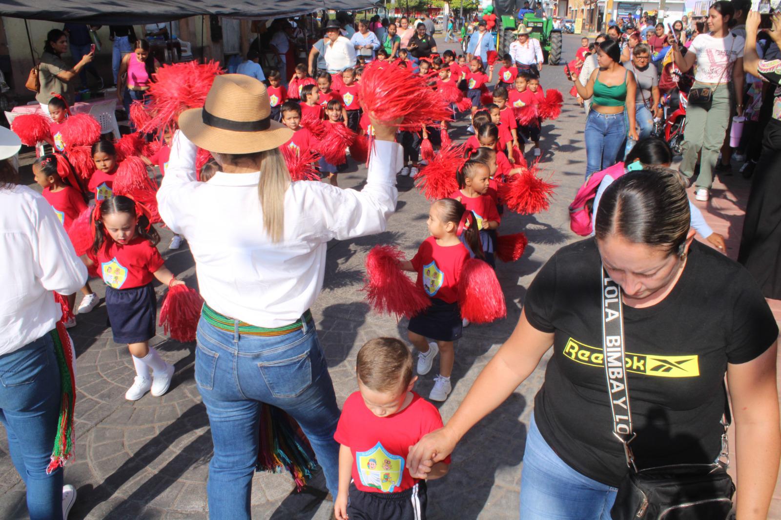 $!Niños de Preescolar de Rosario adelantan festejo revolucionario con desfile y kermés