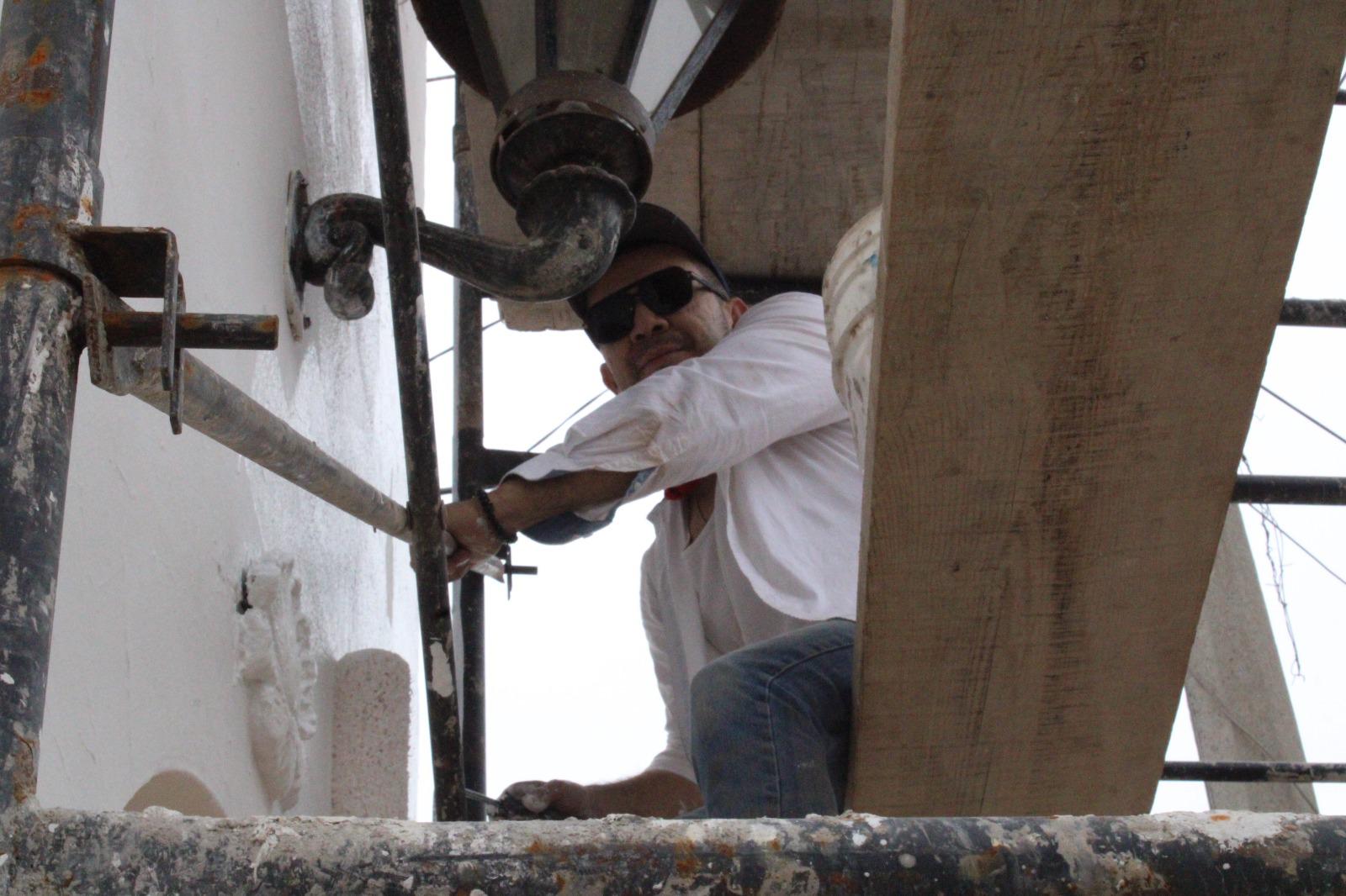 $!El reconocido pintor Sergio Ramírez reviste con su arte los arcos de la sindicatura de Agua Verde