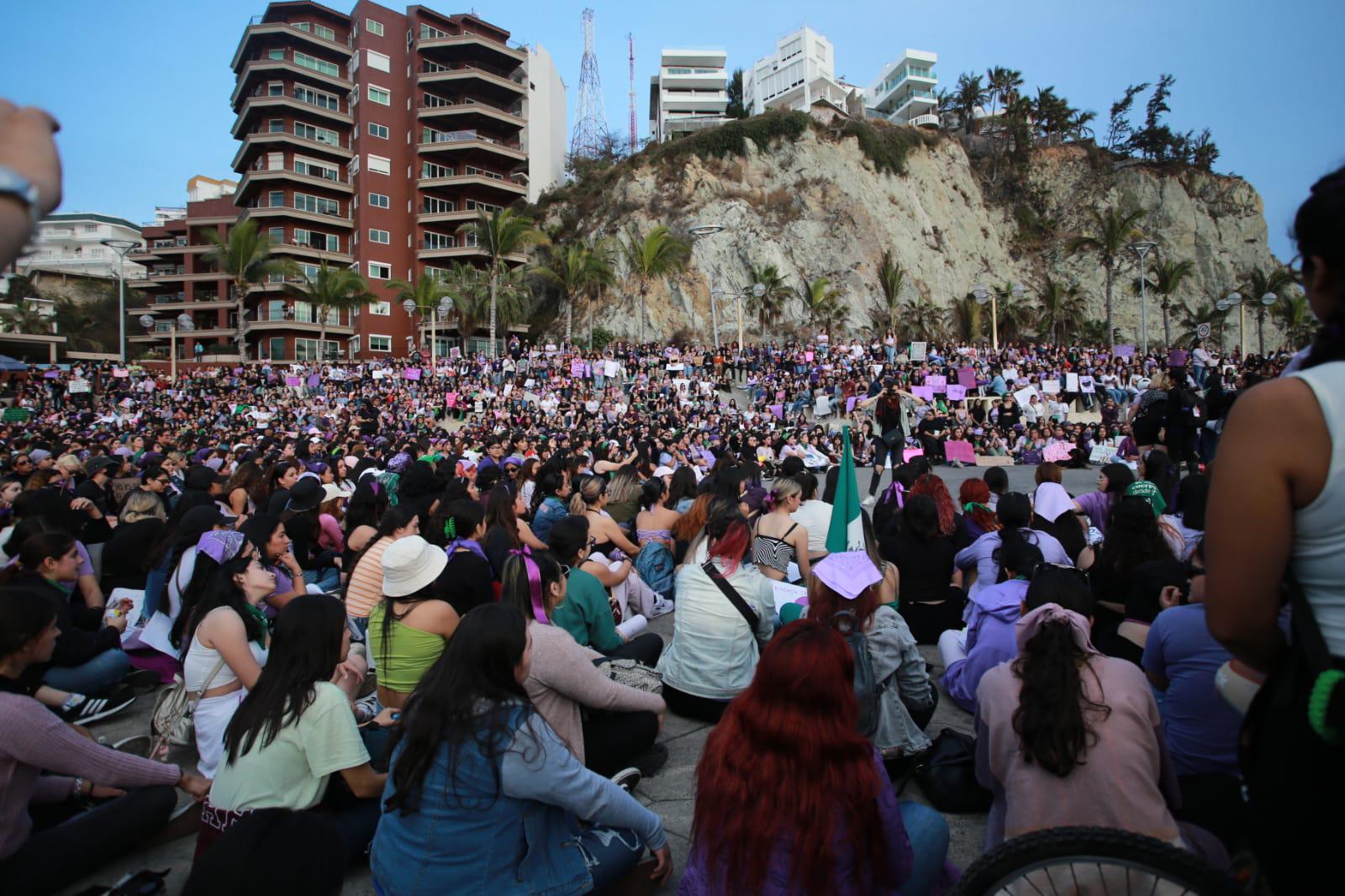 $!En la marcha 8M recuerdan con pase de lista y minuto de ruido a las que ya no pueden alzar la voz