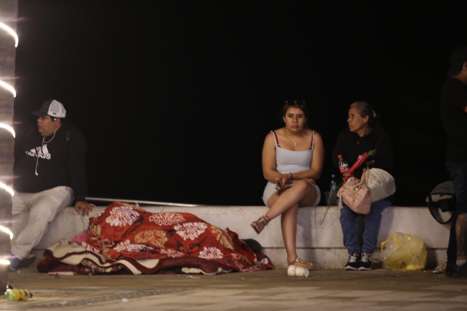 $!Desde la madrugada y con frío, familias apartan lugares en el malecón de Mazatlán para el primer desfile