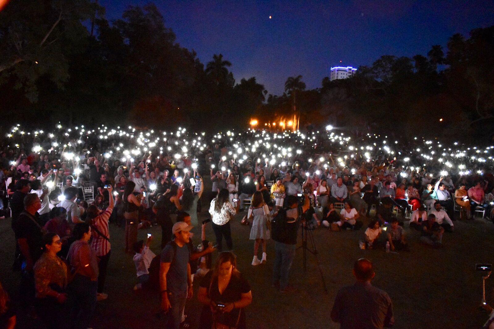 $!El público entusiasmado interactuó con la orquesta.