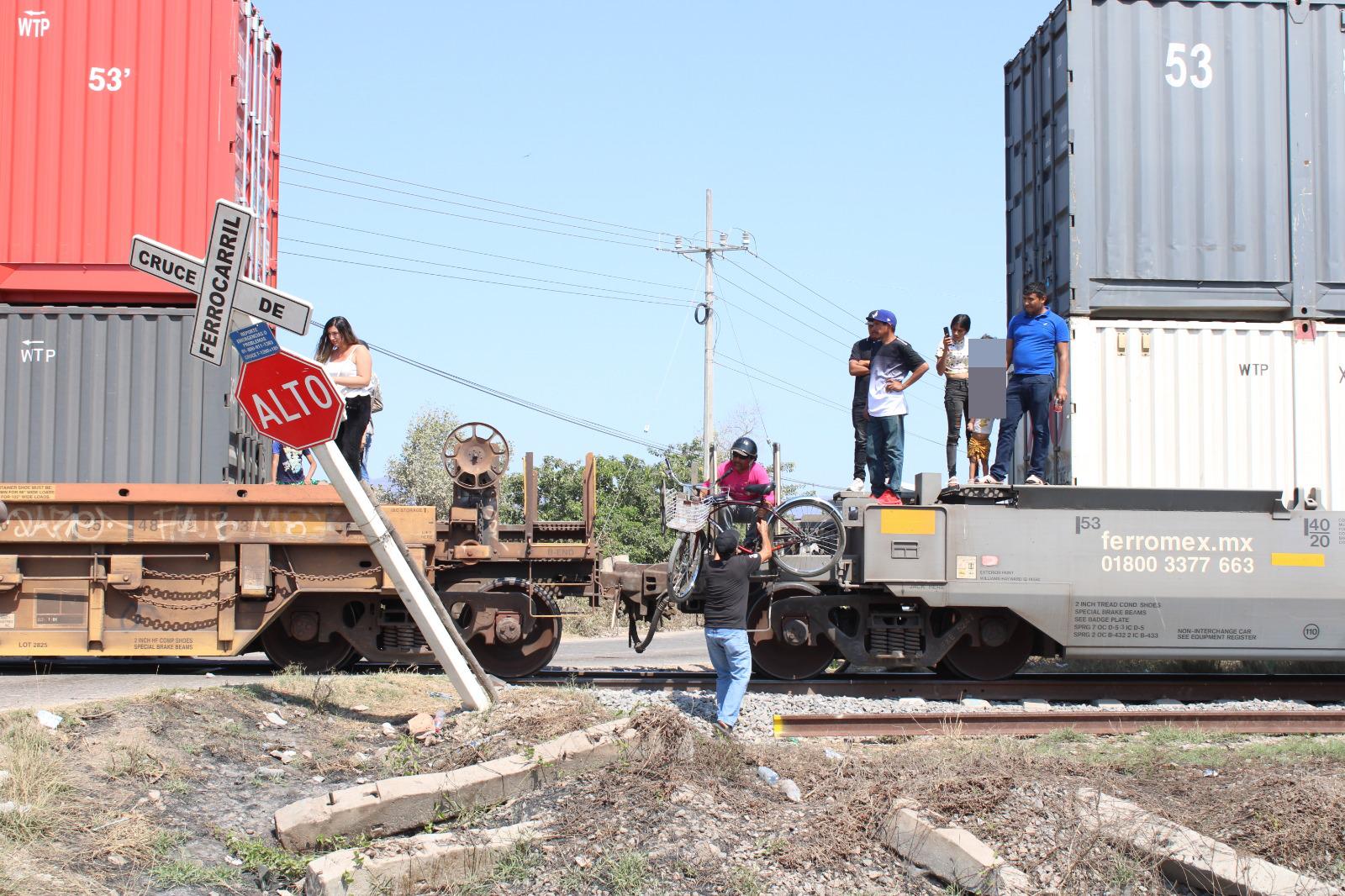 $!Se lleva tren auto en Escuinapa; se registra un herido