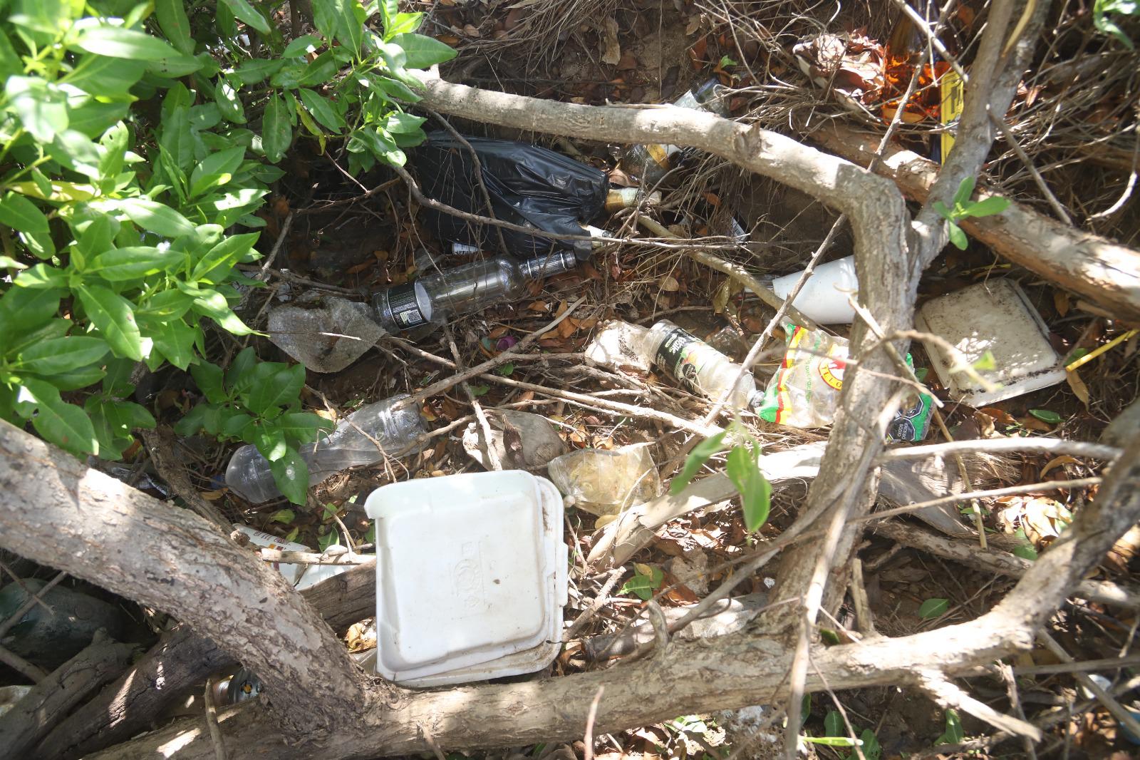 $!Tiran todo tipo de basura en el Estero del Yugo, en Mazatlán