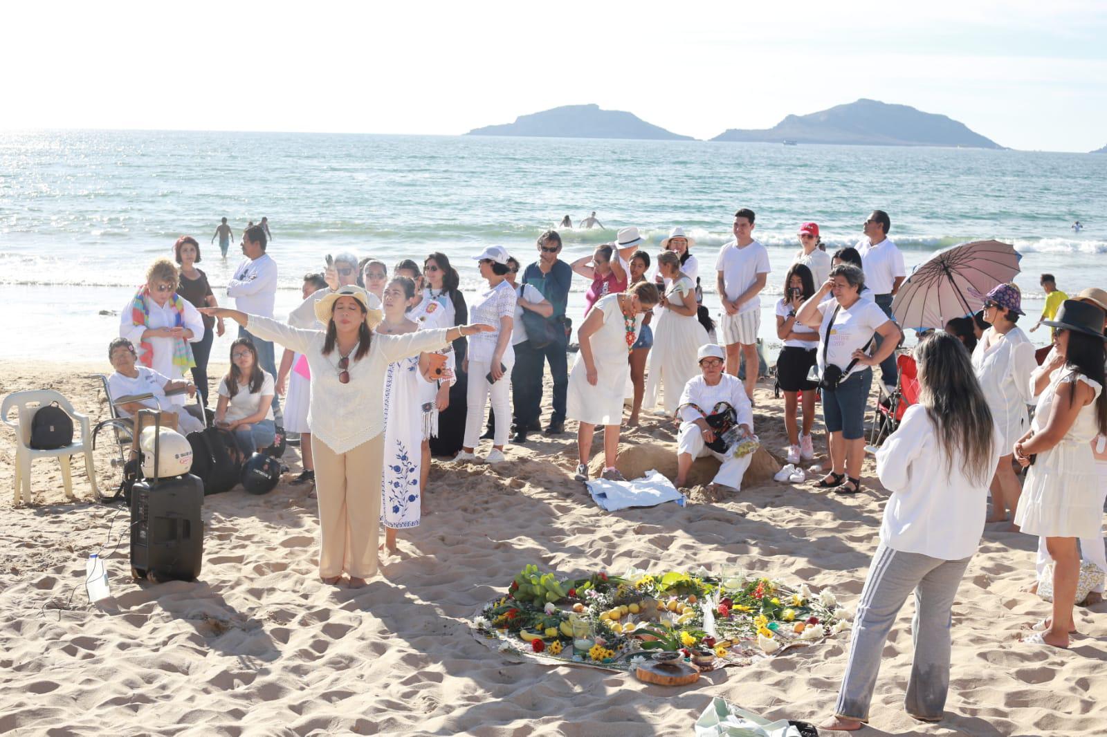 $!Limpian sus energías frente al mar de Mazatlán para recibir a la Primavera