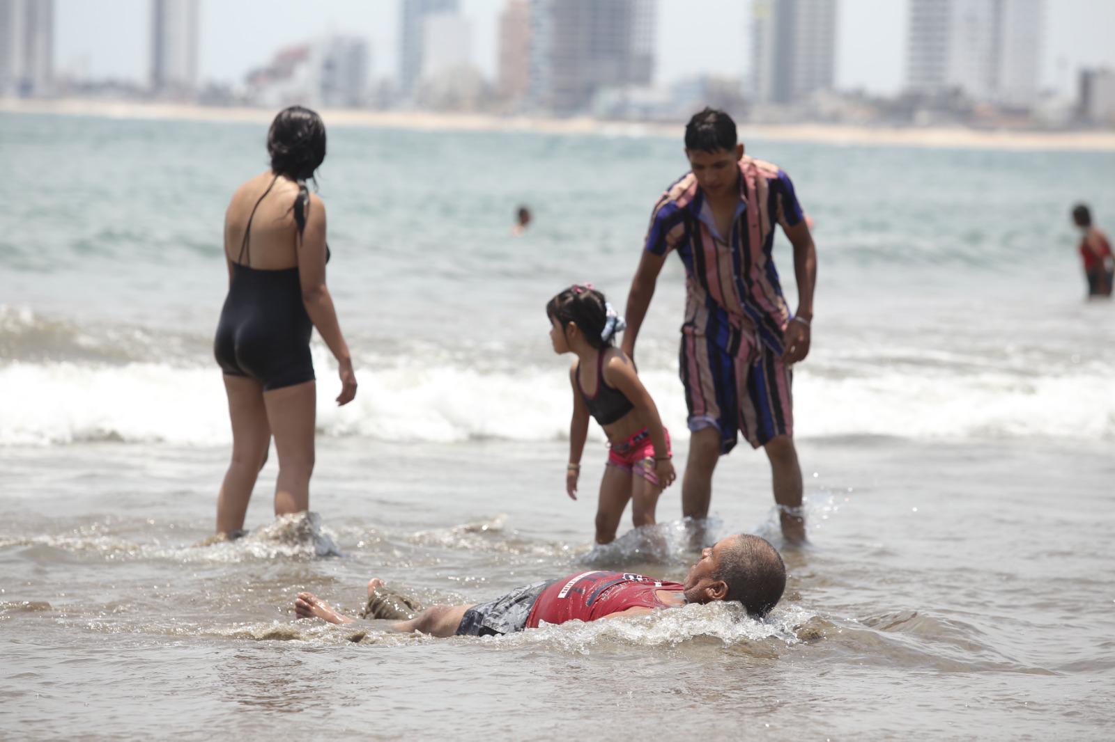 $!Familias enteras festejan en playas de Mazatlán a los papás en su día