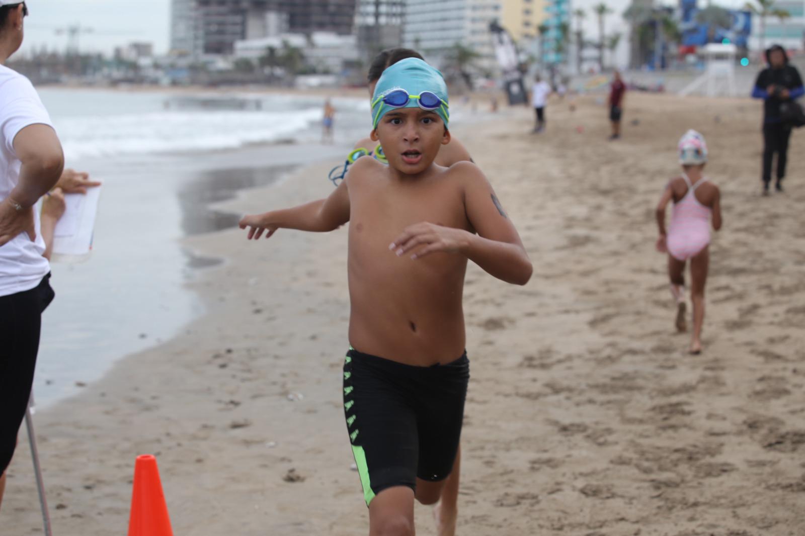 $!Infantes disfrutan del mar en el evento ‘Corre, Nada y Diviértete’ del Comité Municipal de Natación