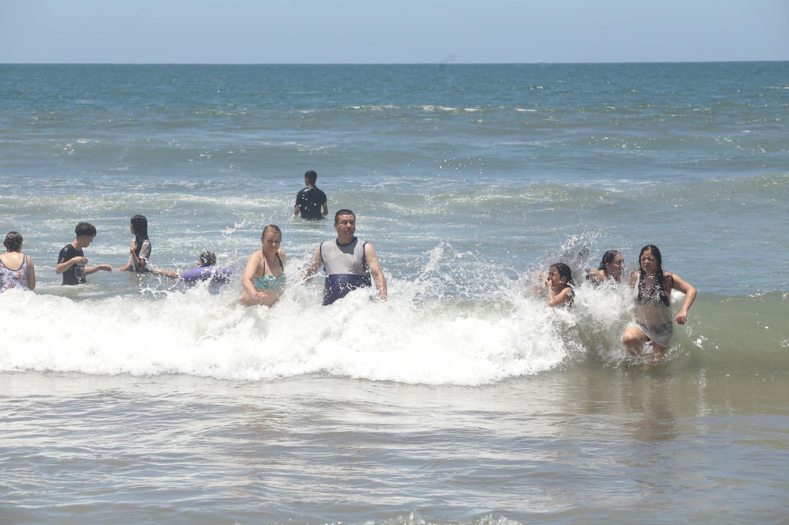 $!Disfrutan cientos de las playas en un fin de semana muy caluroso en Mazatlán