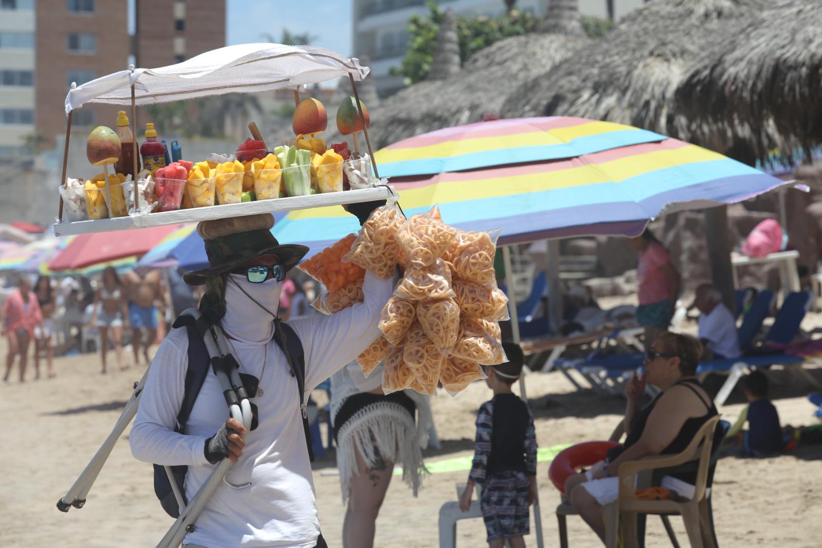 $!Disfrutan cientos de las playas en un fin de semana muy caluroso en Mazatlán