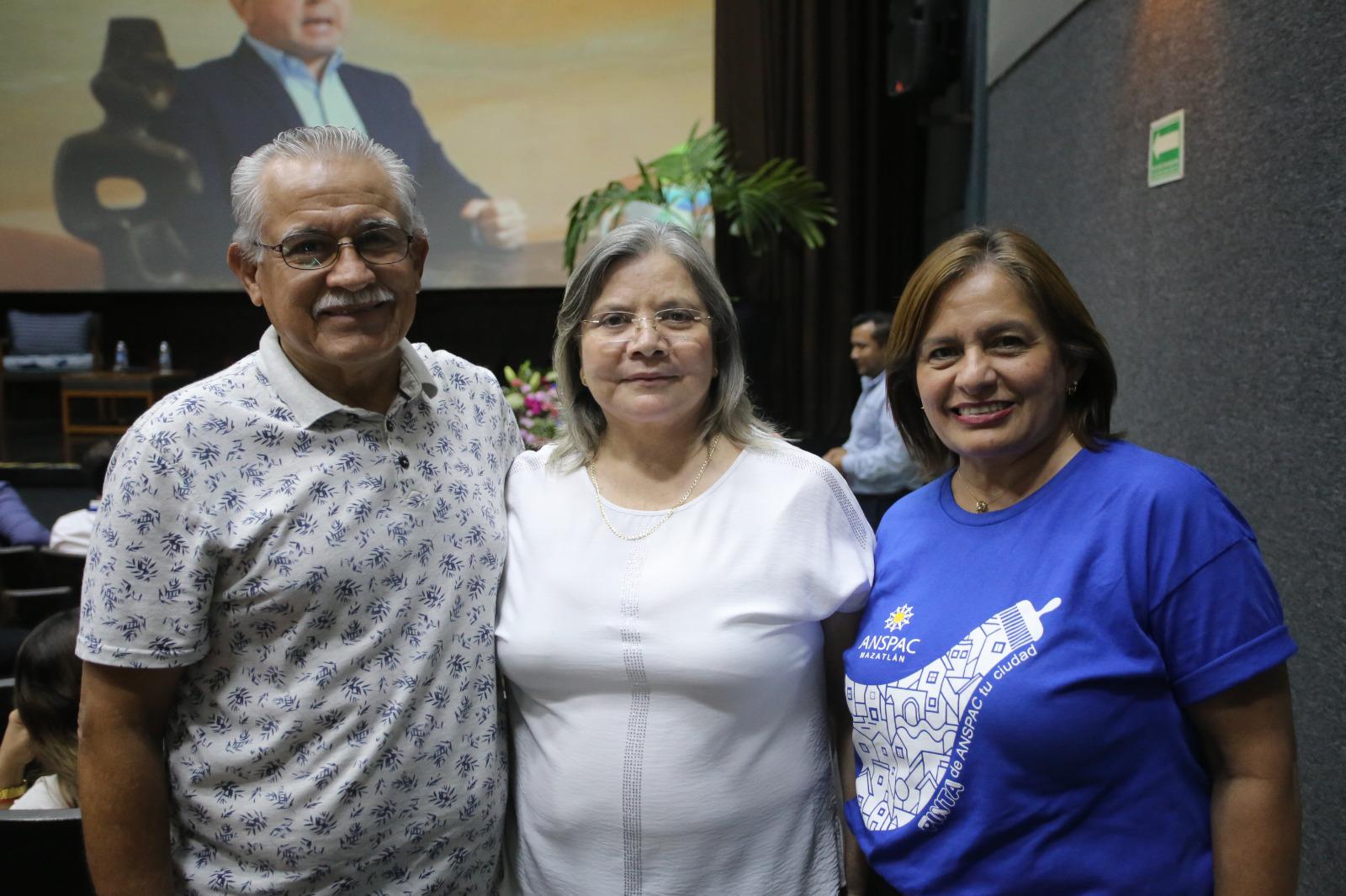 $!Óscar Benítez, Rosa María Ayala y Liz Benítez.