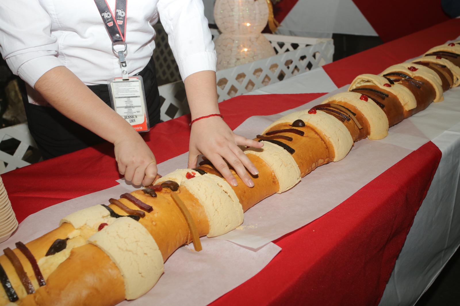 $!Celebra Casa Ley con sus clientes el Día de Reyes con una gigante Rosca