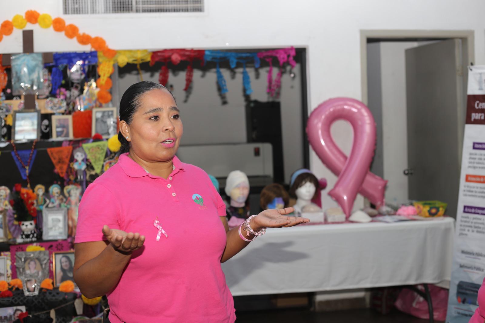 $!Marcela Miranda, presidenta de esta asociación civil, inicia la charla y da la bienvenida a las asistentes