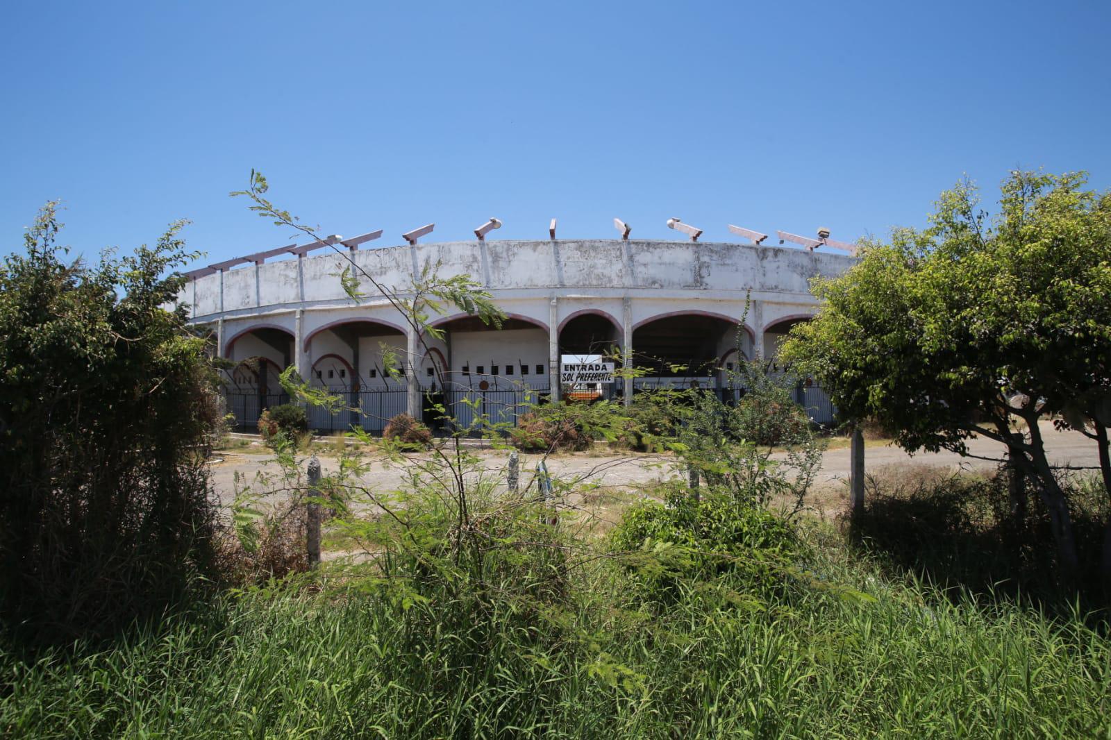 $!Demuelen la histórica Plaza de Toros de Mazatlán