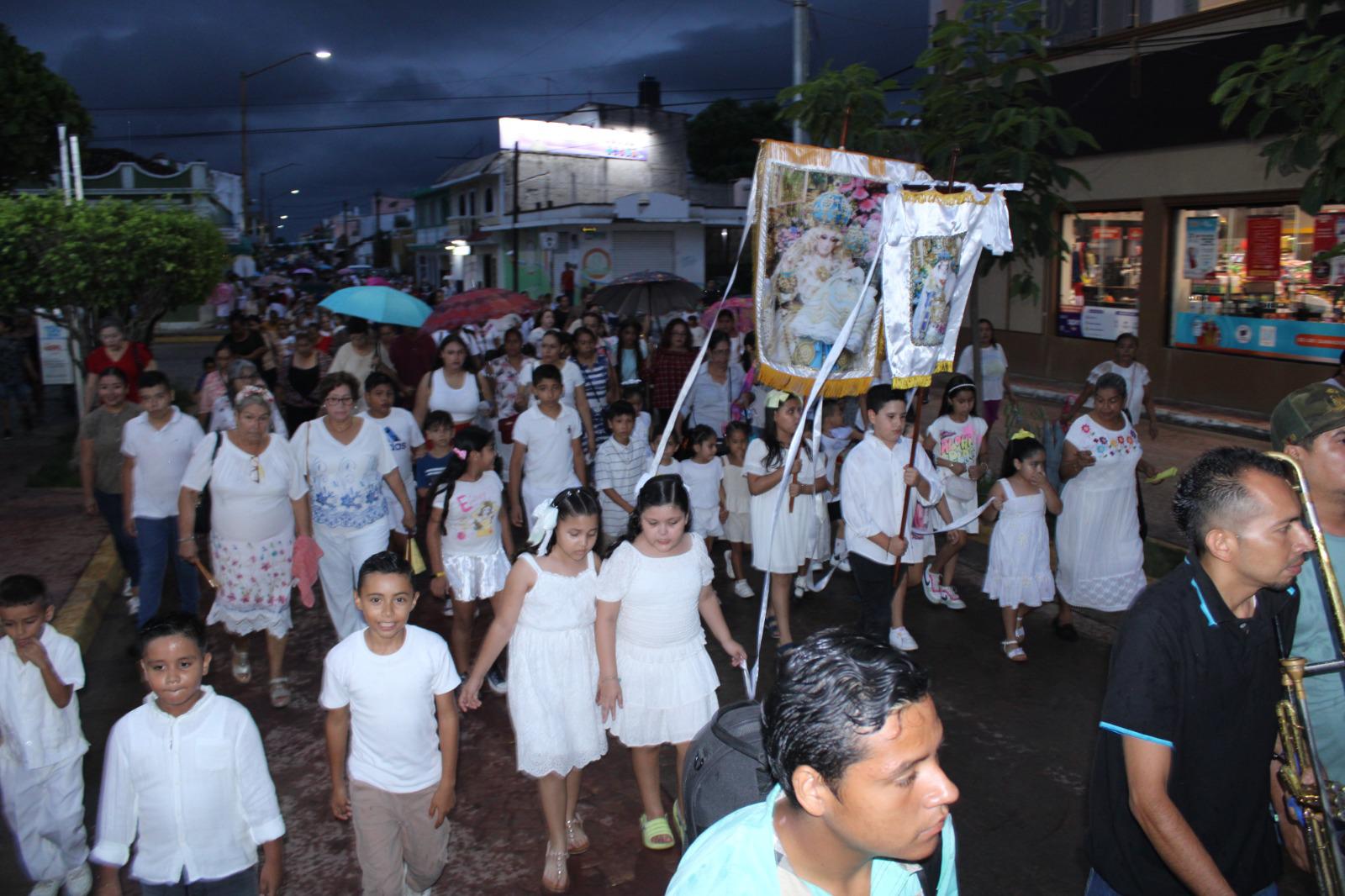 $!Pese a lluvia, niños ofrendan su alegría y peregrinar a la Virgen de Rosario