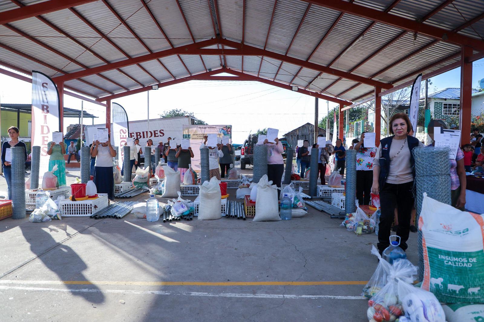 $!Sebides atiende la sierra de Concordia y brinda apoyos a familias en Mazatlán