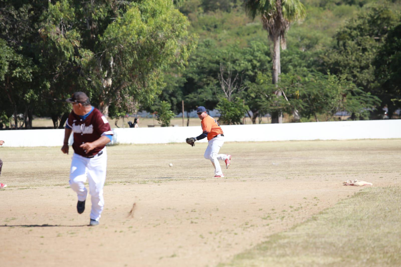 $!Familia Escobar apalea a Casita del Plomero en Liga del Chololos