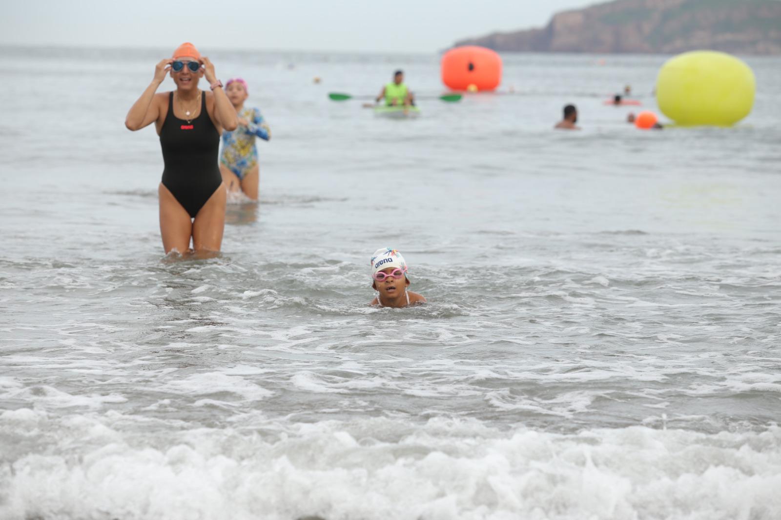 $!Infantes disfrutan del mar en el evento ‘Corre, Nada y Diviértete’ del Comité Municipal de Natación