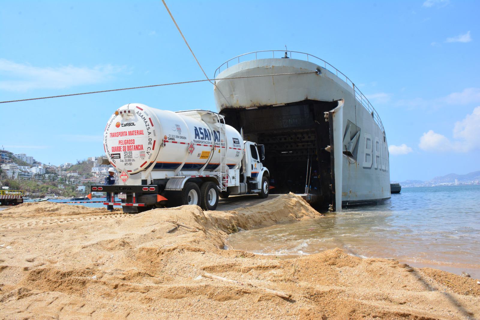 $!Desembarcan Buques Logísticos ARM ayuda humanitaria y combustible en Acapulco, Guerrero