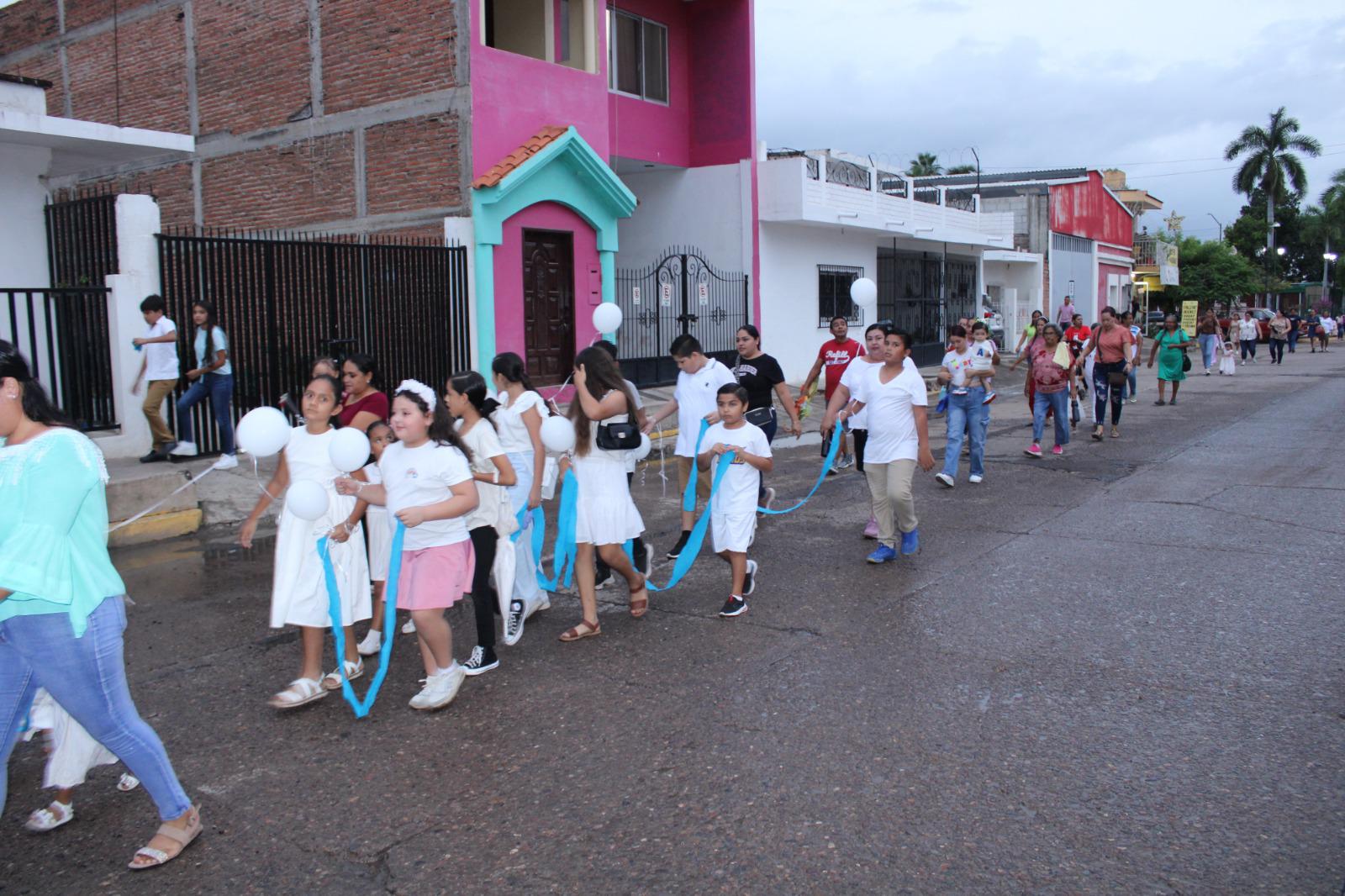 $!Pese a lluvia, niños ofrendan su alegría y peregrinar a la Virgen de Rosario