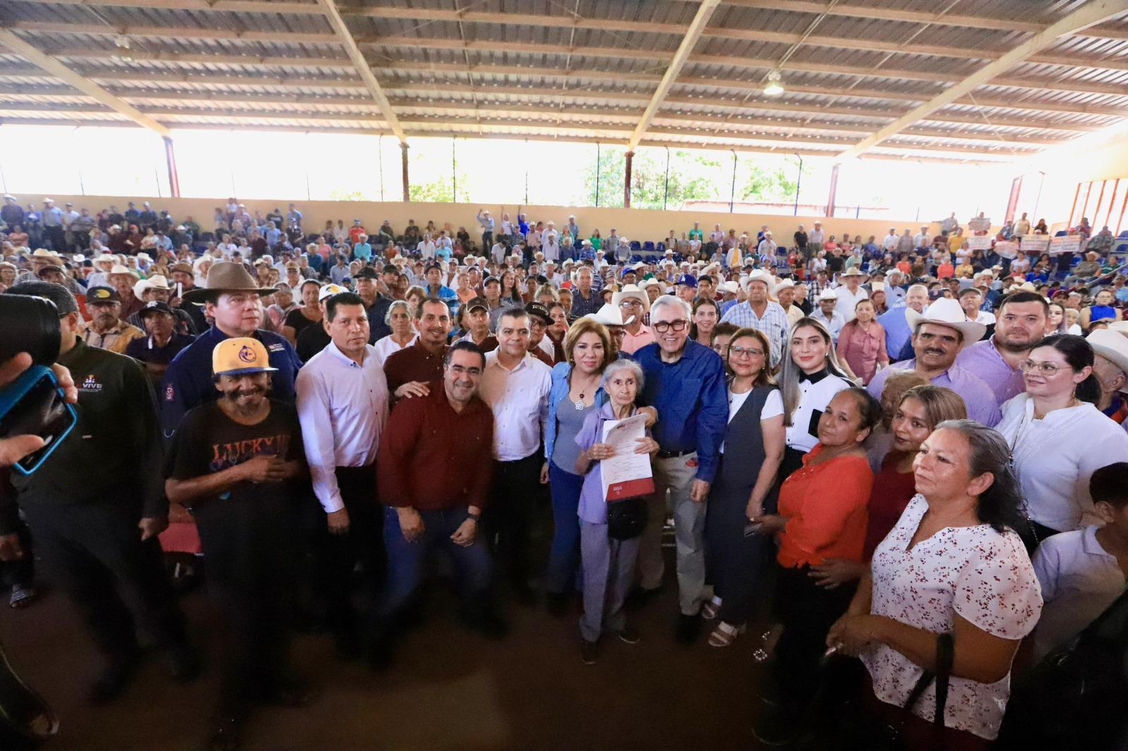 $!Entrega Rocha 2 mil 864 títulos de propiedad en Choix y El Fuerte; por primera vez se beneficia a familias indígenas con sus escrituras