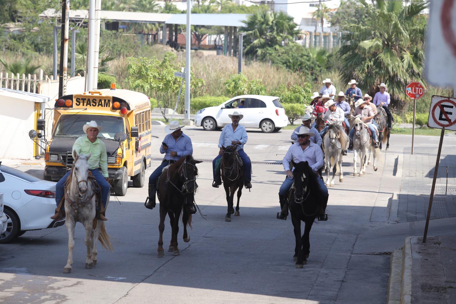 $!Charros y feligreses demuestran su devoción a San Judas Tadeo con peregrinación y cabalgata