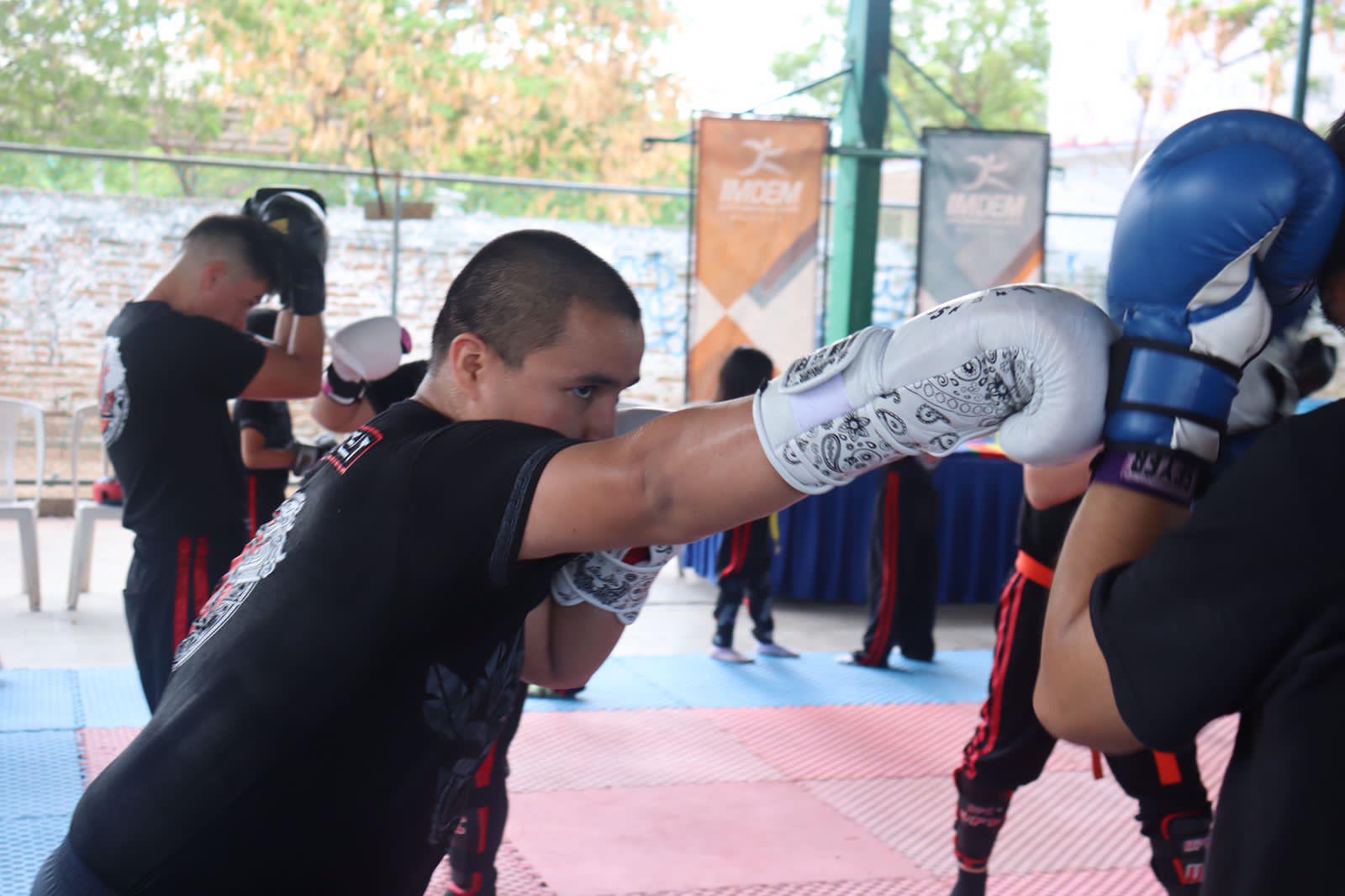 $!‘Tepaneca’ Domínguez supervisa ascensos de grado de la Academia de Kickboxing Blackbelt