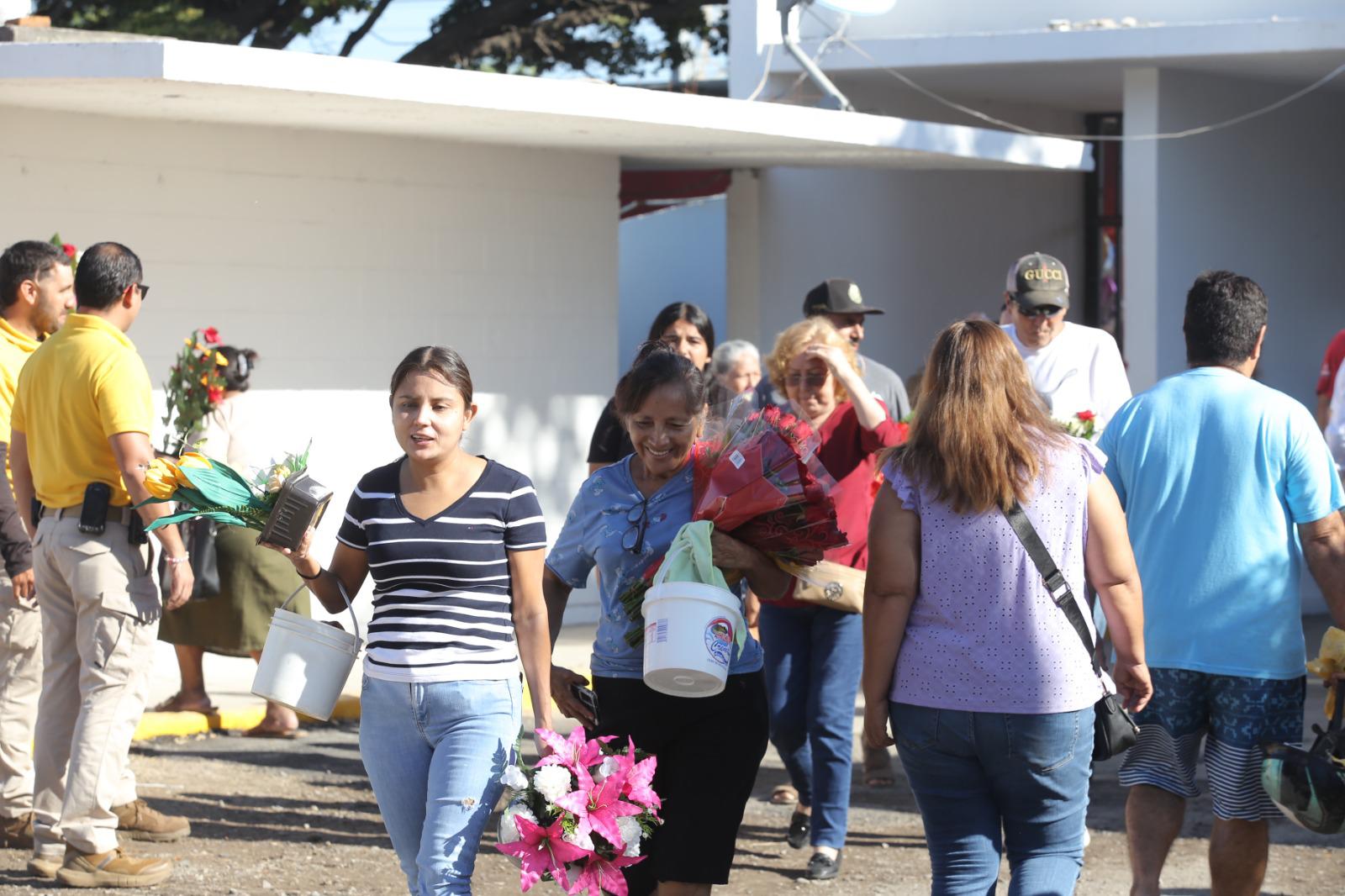 $!Asegura Alcaldesa que población mazatleca puede acudir con tranquilidad a panteones en este Día de Muertos