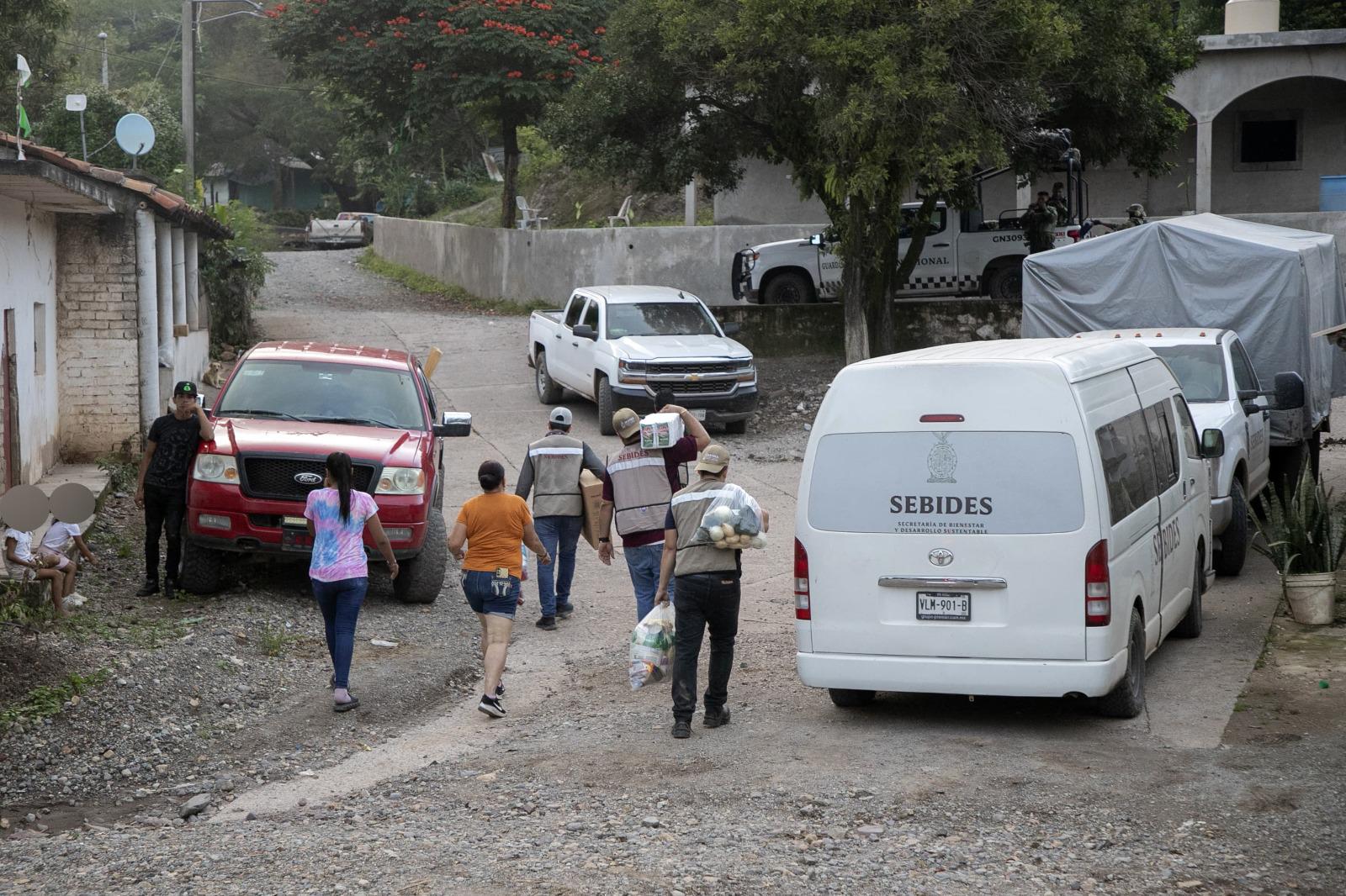 $!Autoridades estatales se reúnen con desplazados de Rosario tras jornada violenta