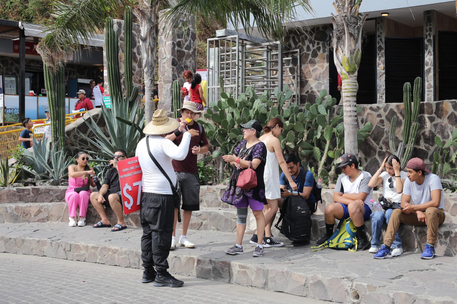 $!Aprovechan visitantes el clima frío para subir al Faro de Mazatlán