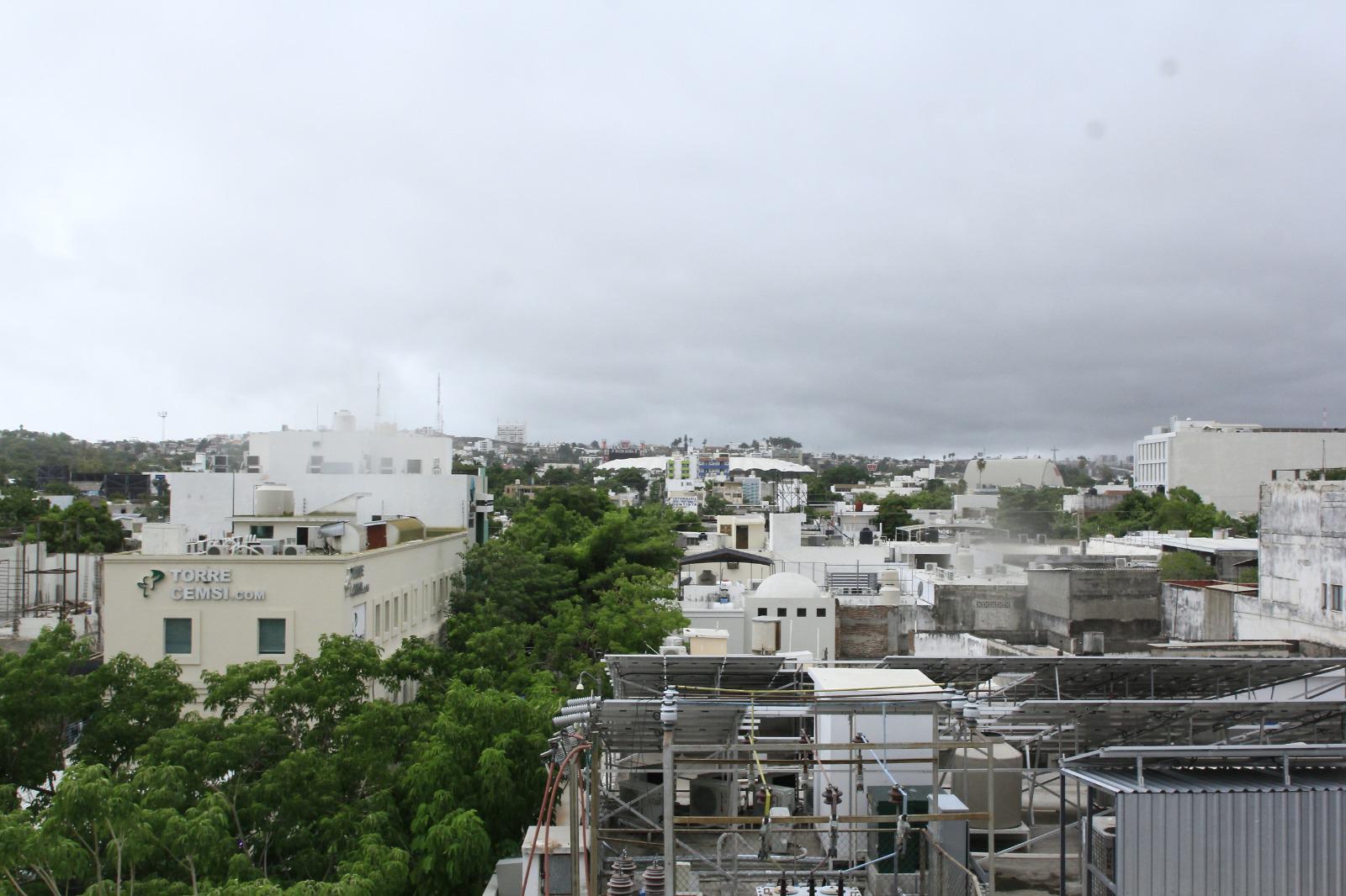 $!Intensa lluvia acompañada de fuertes vientos cae sobre Culiacán