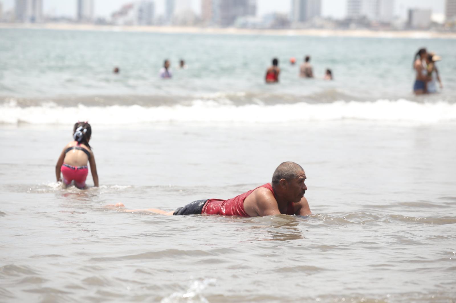 $!Familias enteras festejan en playas de Mazatlán a los papás en su día