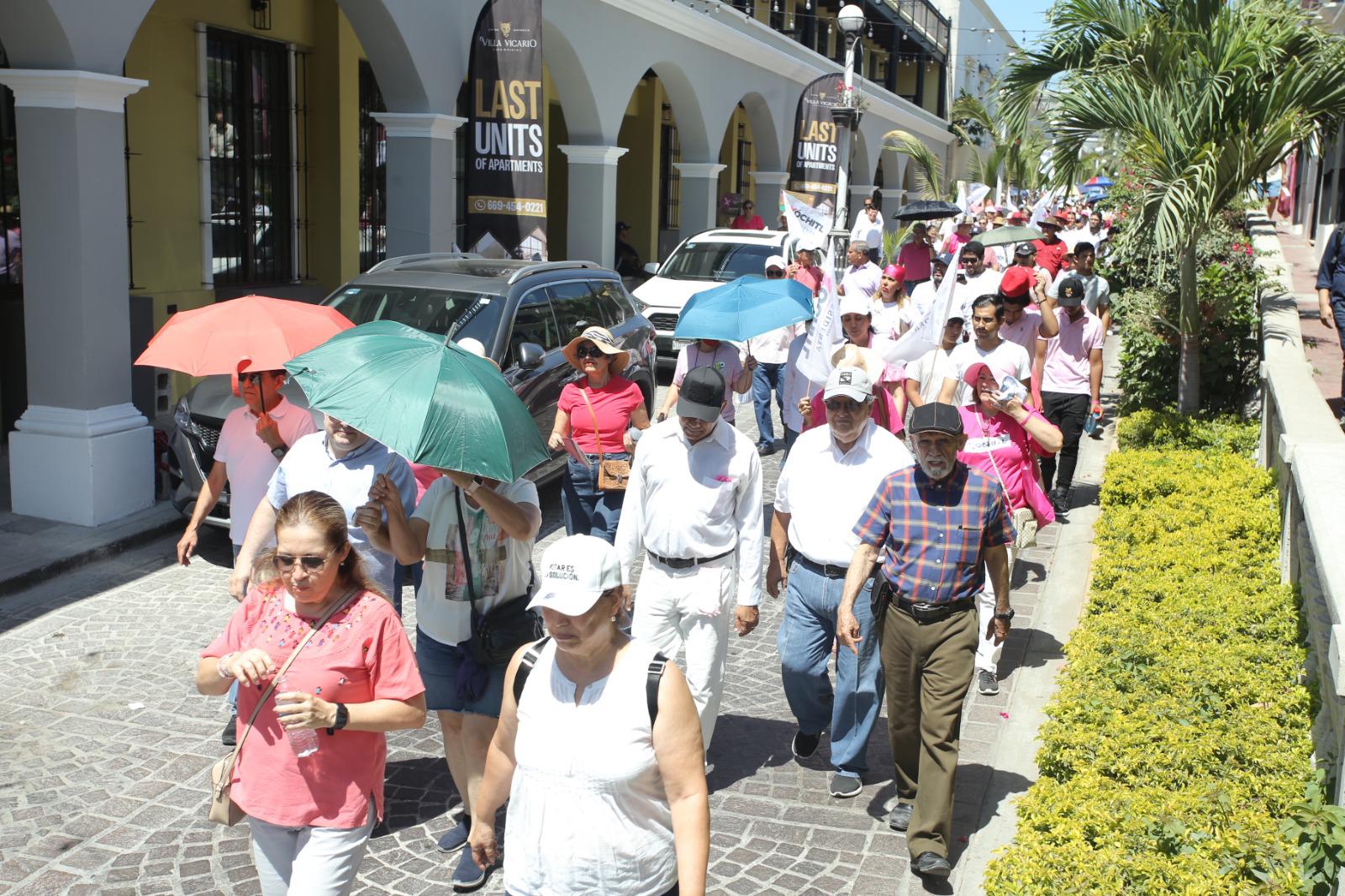 $!Se forma la Marea Rosa en Mazatlán para defender a la democracia