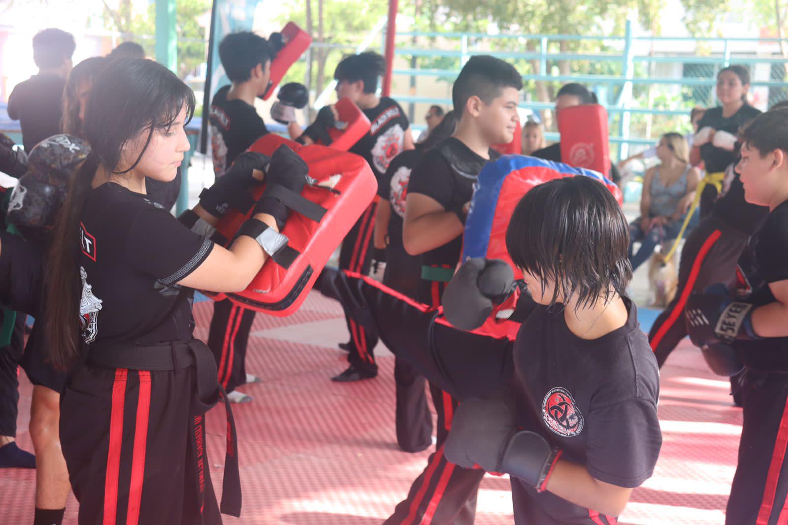 $!‘Tepaneca’ Domínguez supervisa ascensos de grado de la Academia de Kickboxing Blackbelt