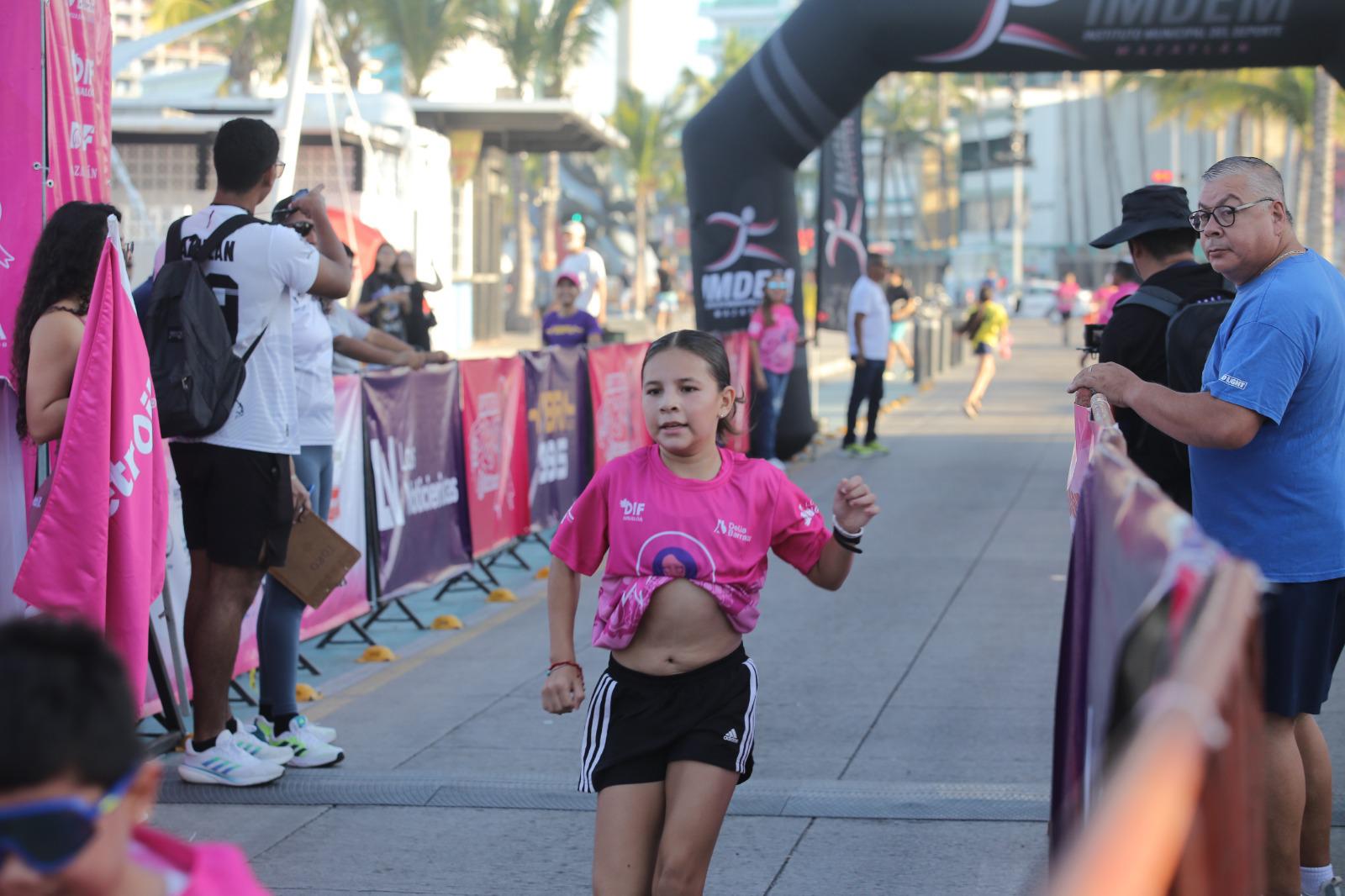 $!Multitudinaria asistencia forma parte de la Carrera Rosa, en Mazatlán