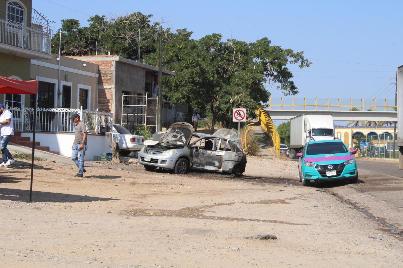 $!Incendio de un vehículo en Rosario alerta a vecinos