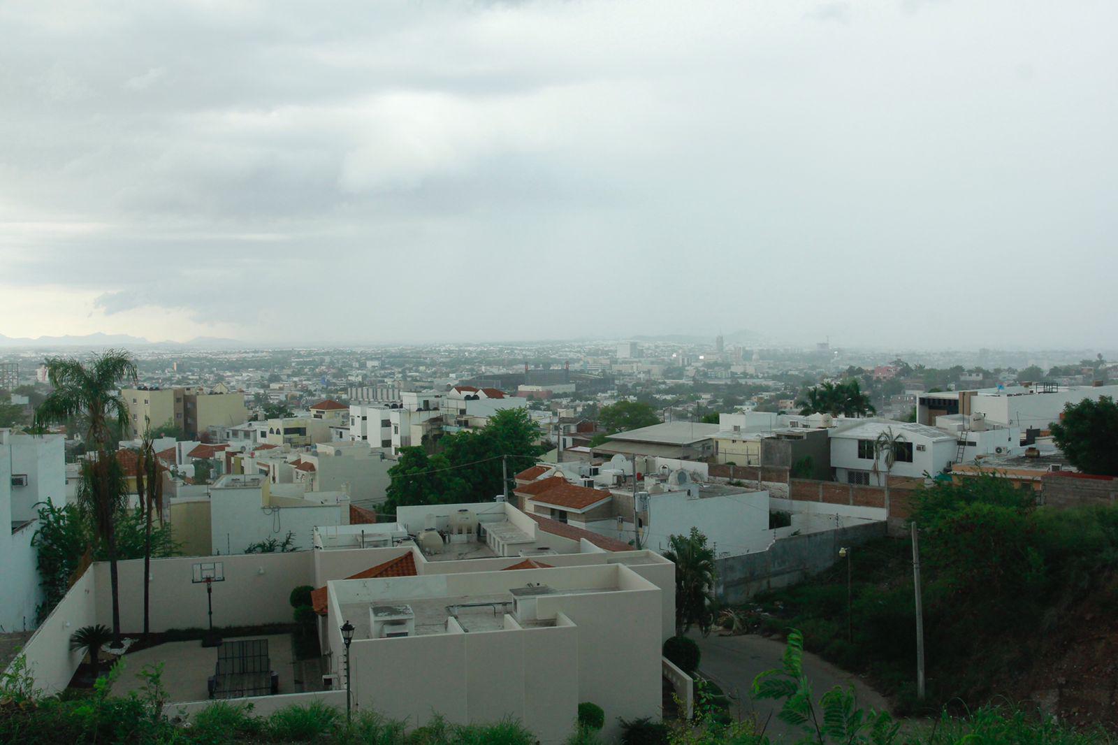 $!Calles inundadas dejan las lluvias del domingo en Culiacán; autoridades salen en auxilio de la ciudadanía