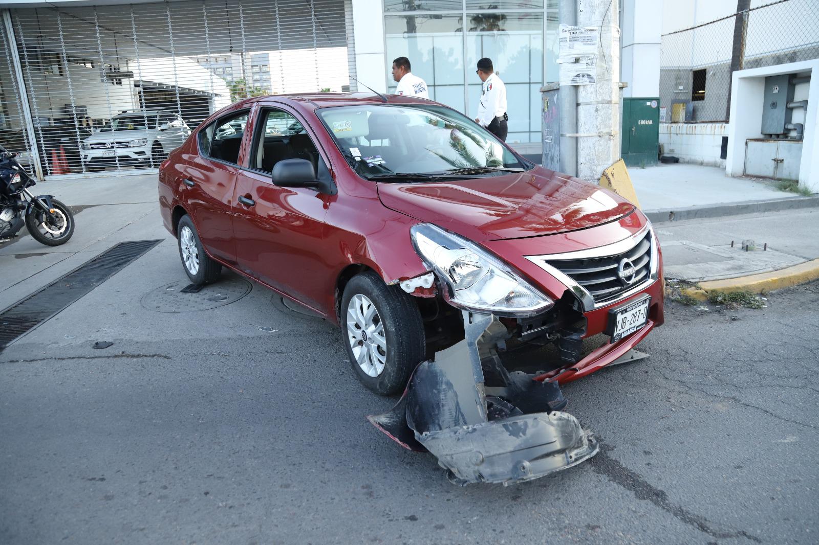 $!Choca auto contra poste de concreto y termina volcado en la avenida Reforma en Mazatlán