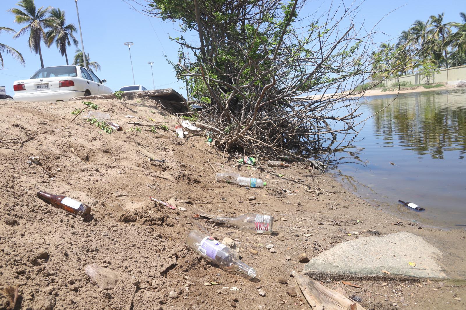 $!Tiran todo tipo de basura en el Estero del Yugo, en Mazatlán