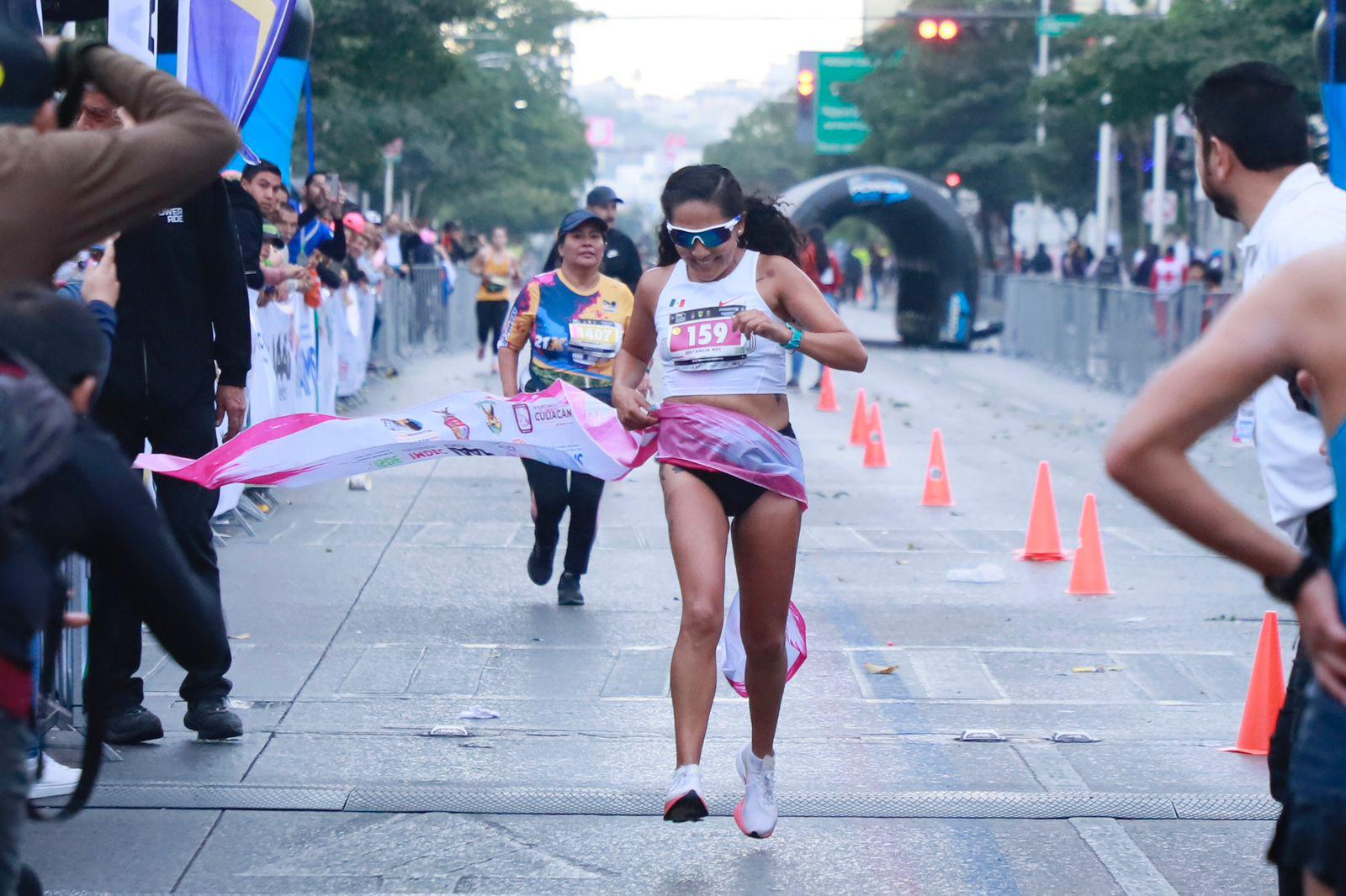 $!A pesar del clima, Ivón Domínguez impuso condiciones en el Maratón Internacional de Culiacán