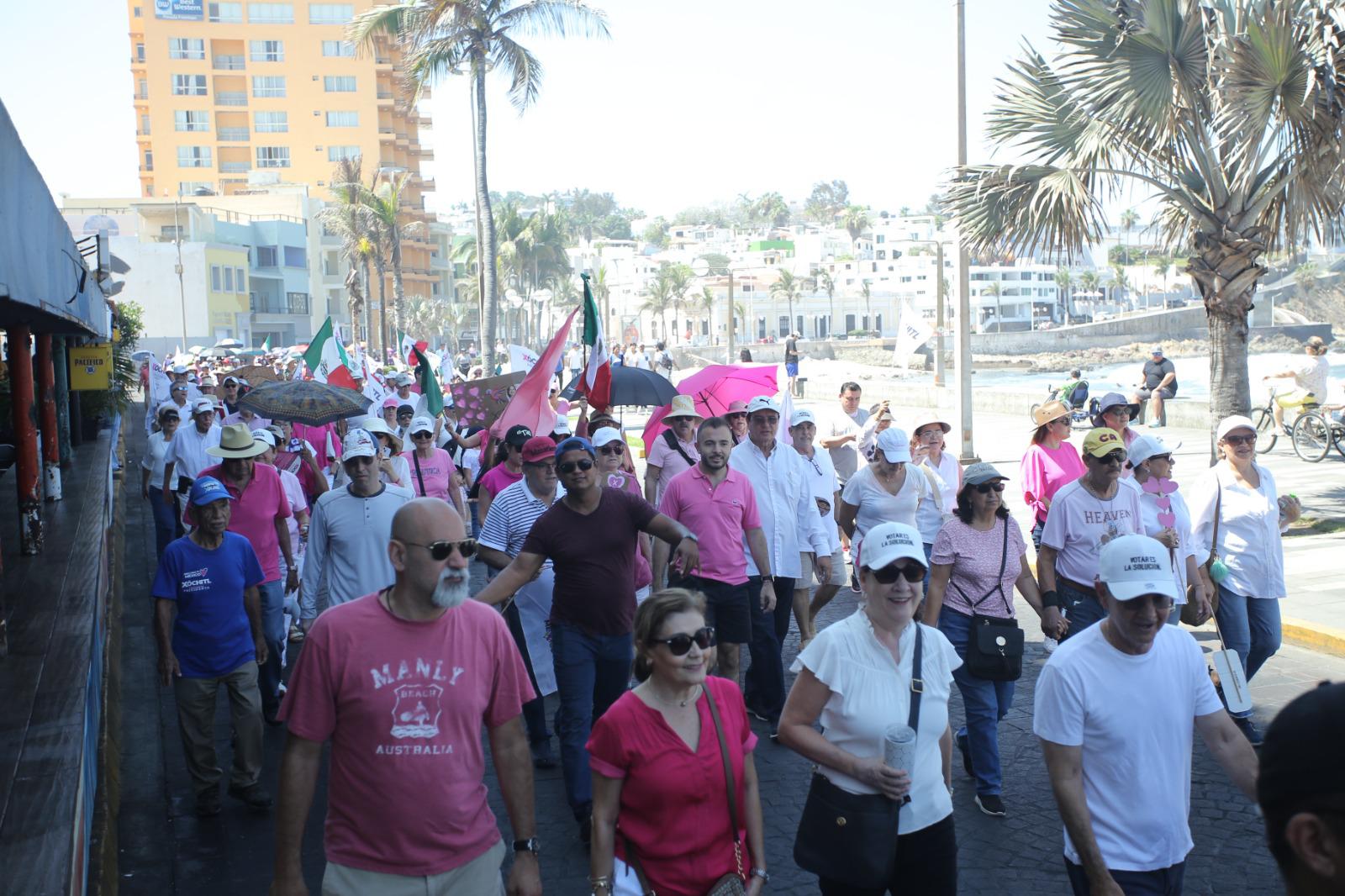 $!Se forma la Marea Rosa en Mazatlán para defender a la democracia