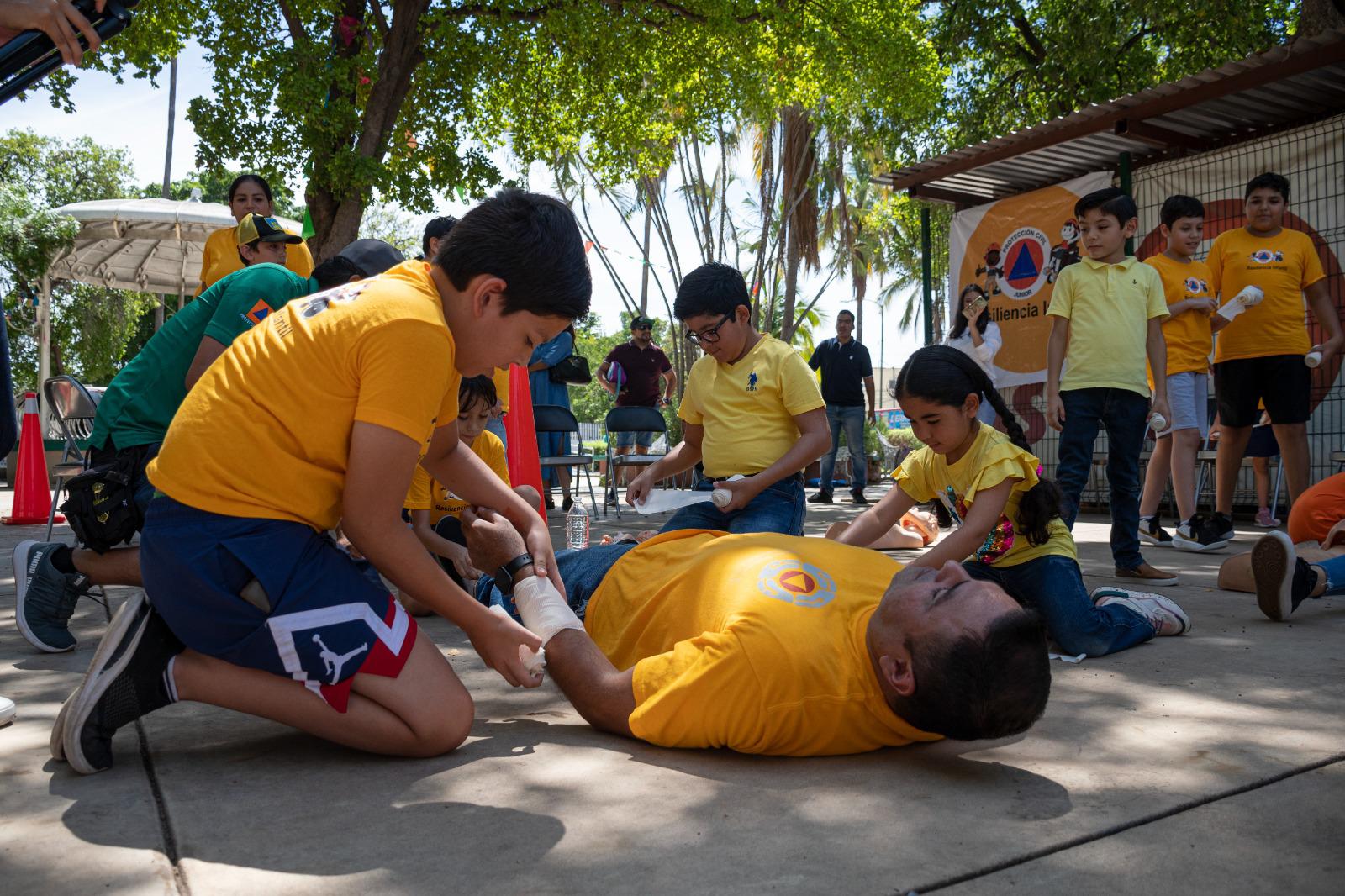 $!Niños de Culiacán aprenden técnicas de primeros auxilios con Protección Civil