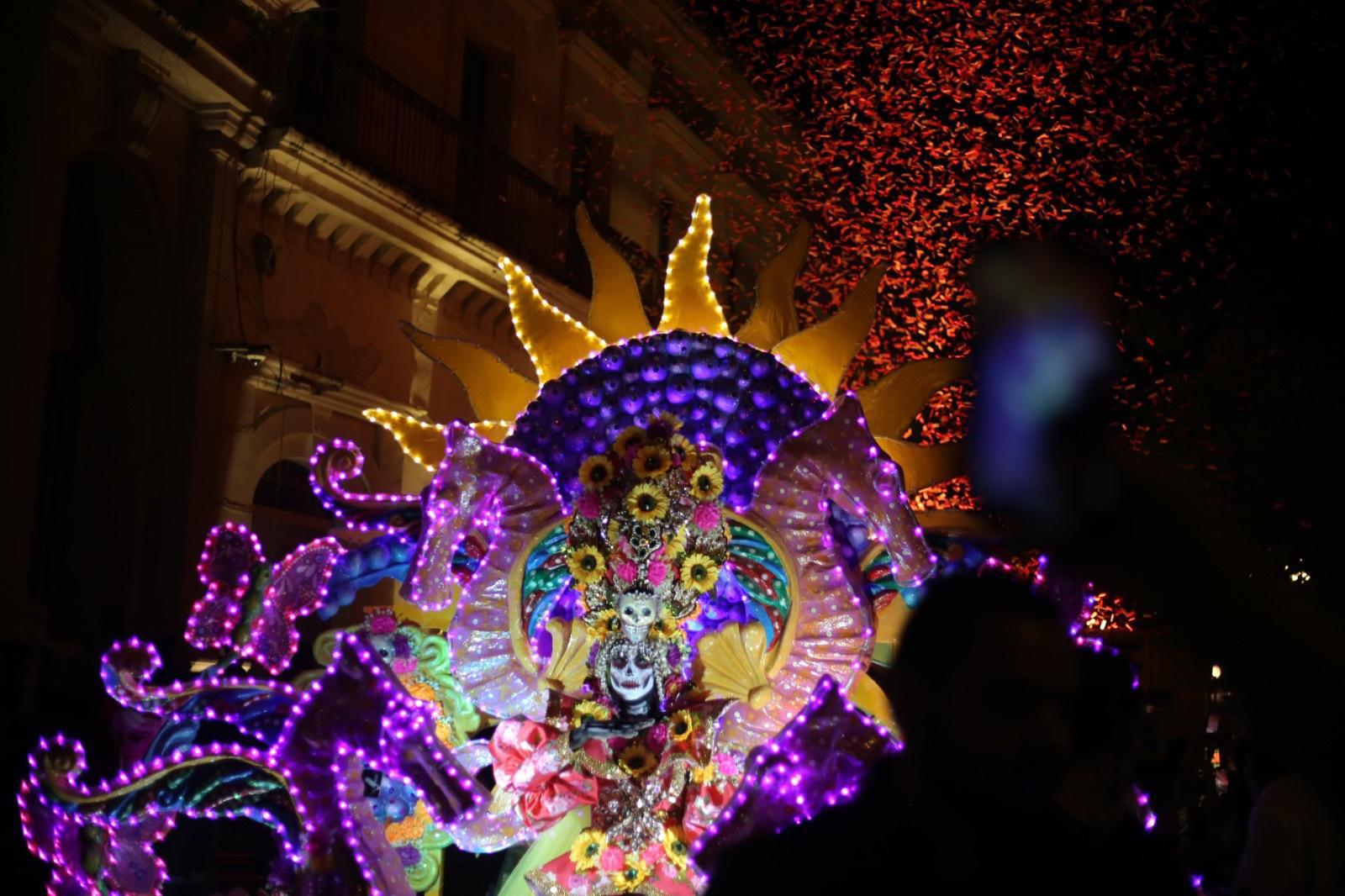 $!Miles de personas disfrutan la Callejoneada de Día de Muertos en Mazatlán