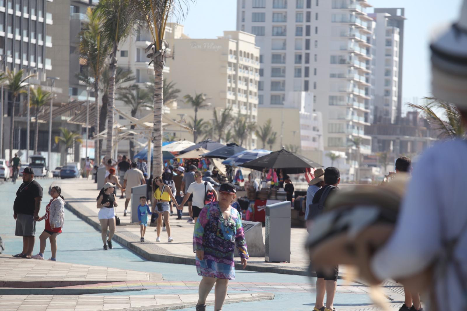 $!Visitantes nacionales disfrutan de Mazatlán en el último fin de semana del año