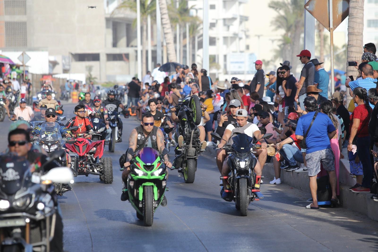 $!Rugen máquinas en el malecón en el desfile de la Semana de la Moto Mazatlán 2024