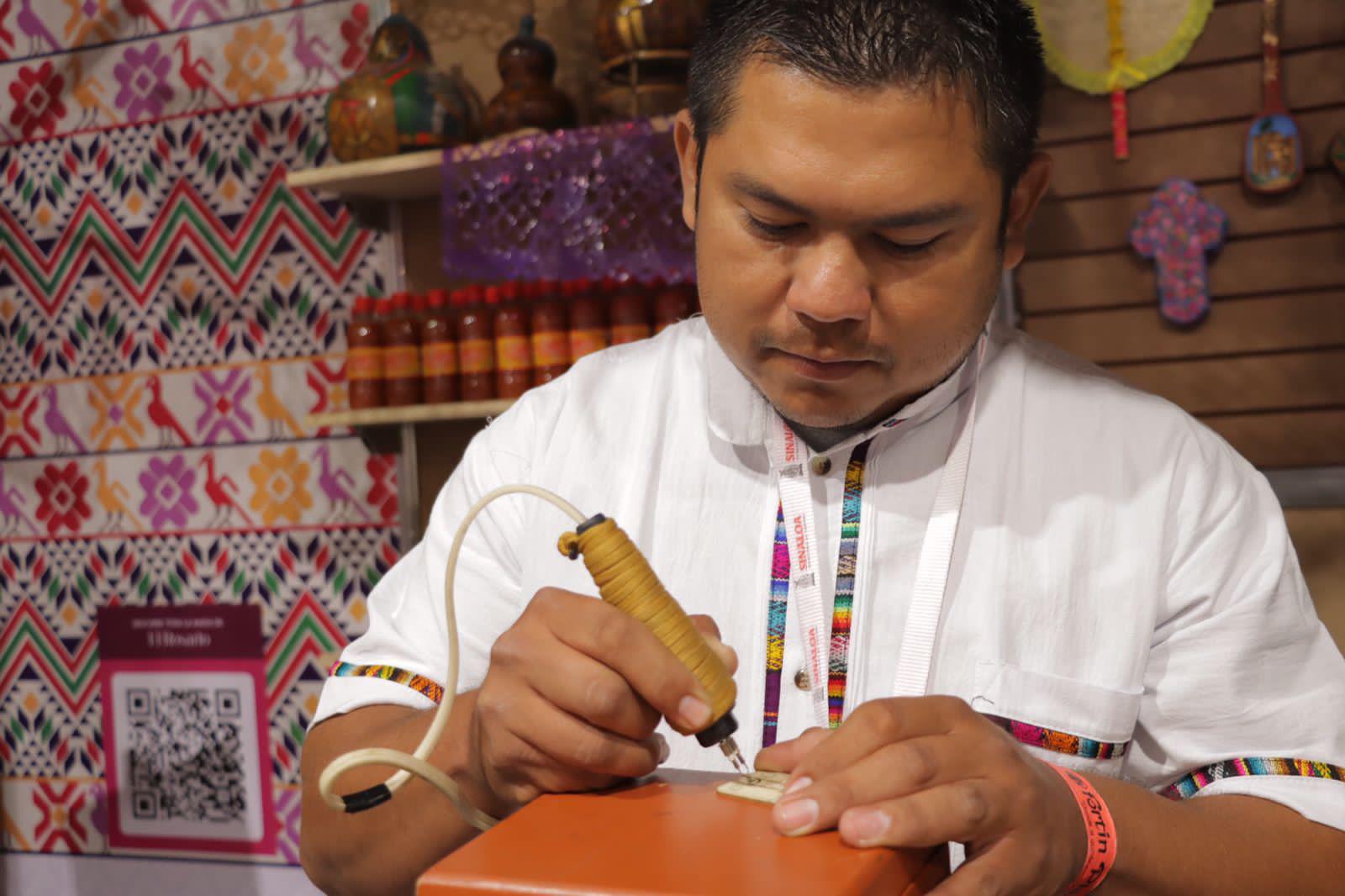 $!El Rosario, Pueblo Mágico, lleva hasta Oaxaca el arte del pirograbado en bule