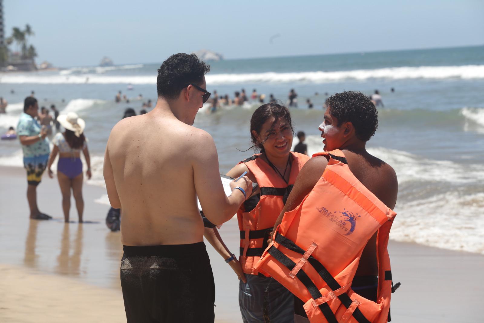 $!Reportan casi 4 mil bañistas en playas de Mazatlán este domingo