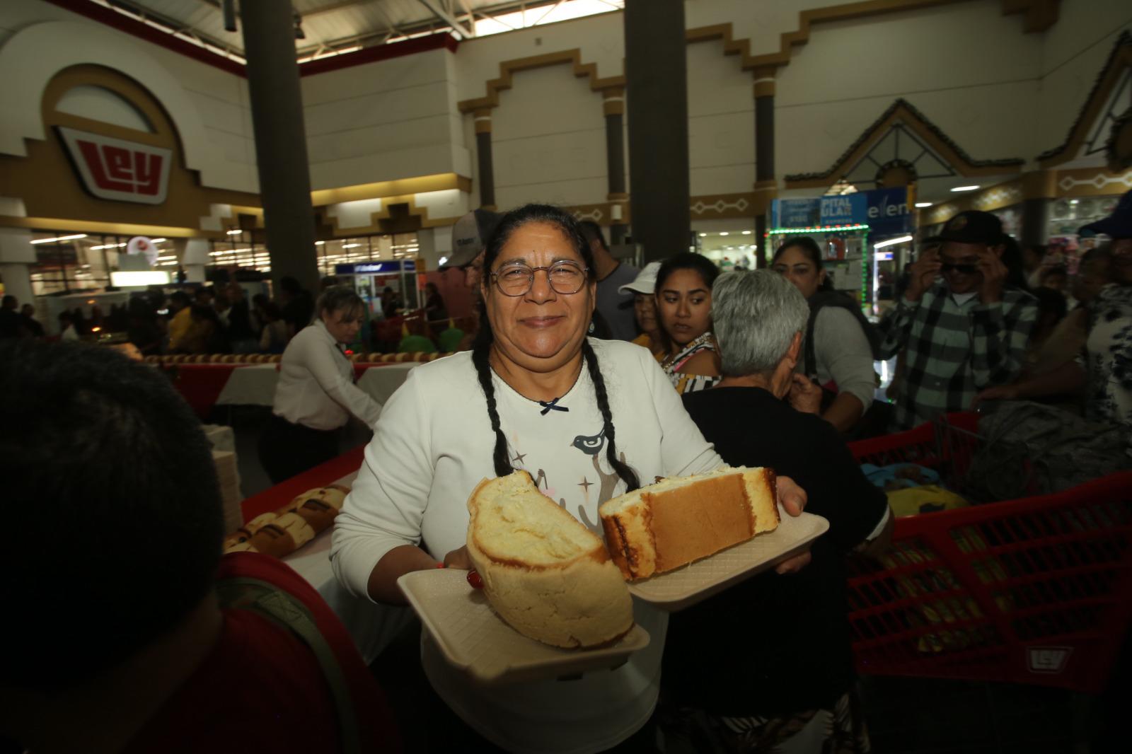 $!Celebra Casa Ley con sus clientes el Día de Reyes con una gigante Rosca