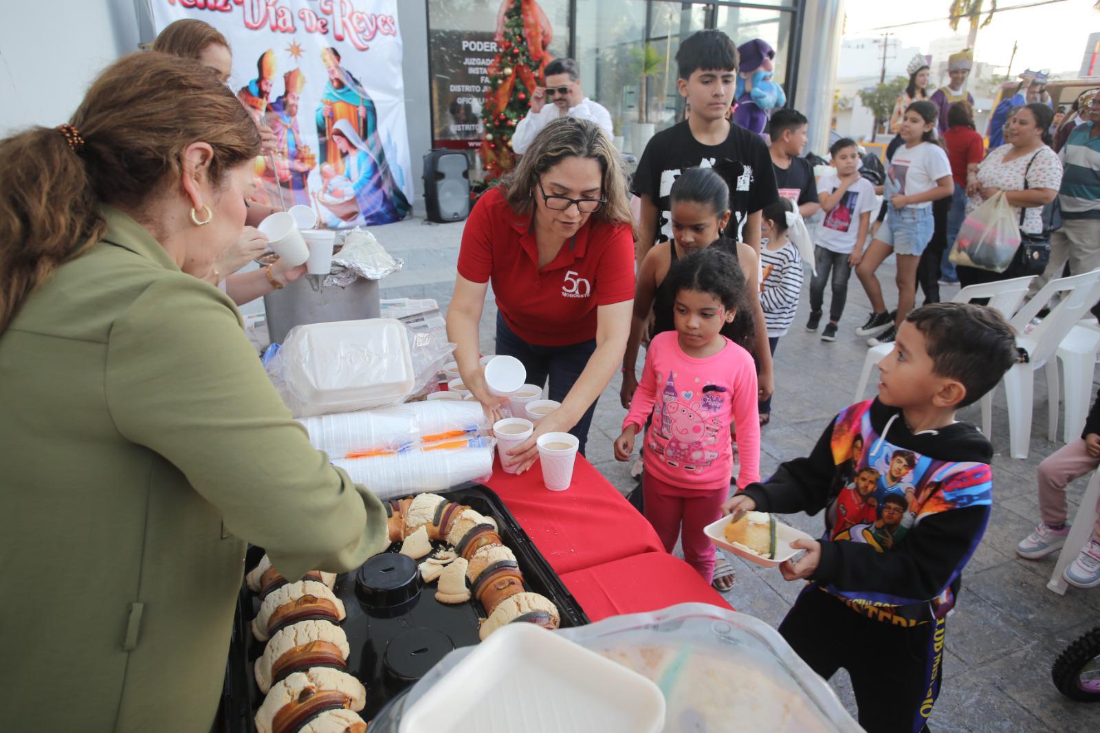 $!Viven niñas y niños mágica entrega de regalos de los Reyes Magos