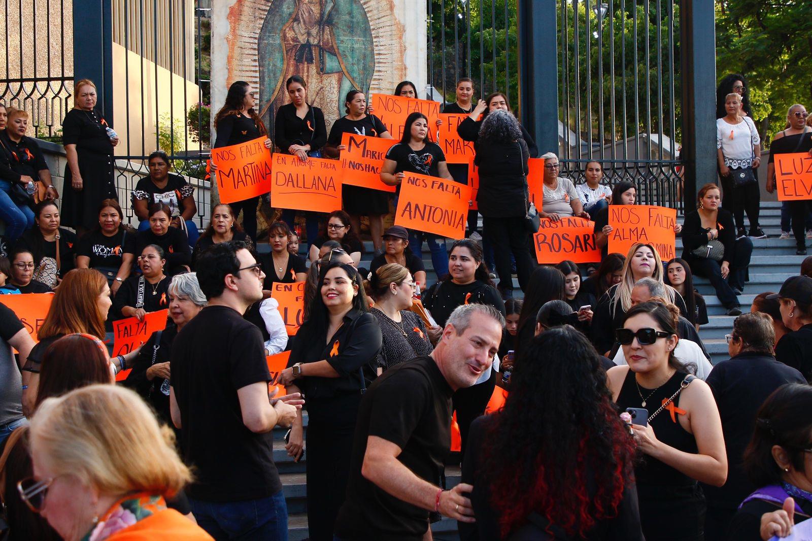 $!Mujeres de PAN, PRI y PRD marchan contra violencia de género en Culiacán