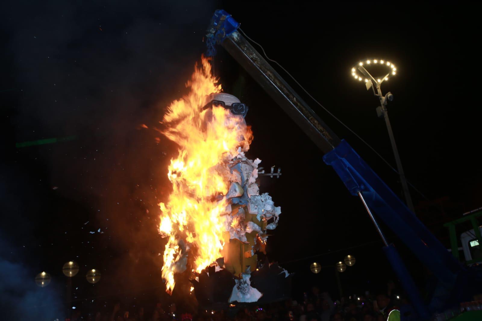 $!Arde figura de ‘El Químico’ en Quema del Mal Humor