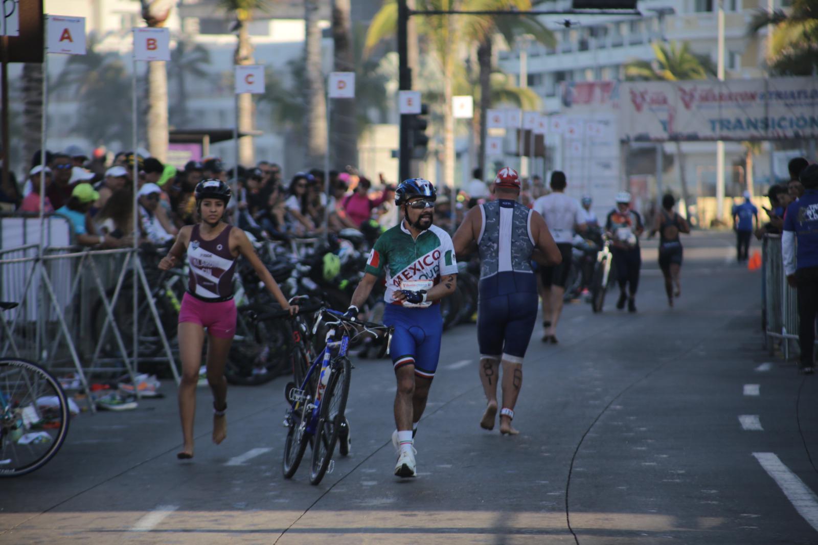 $!Mazatleco ‘Perrón’ Zazueta conquista Triatlón Pacífico 2024